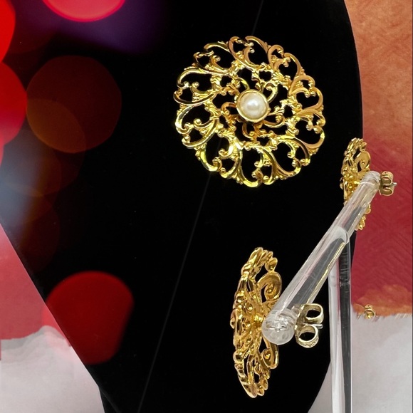 AVON 1993 Flower Blossom Gift Set ~ Pin & Earrings - Picture 3 of 4